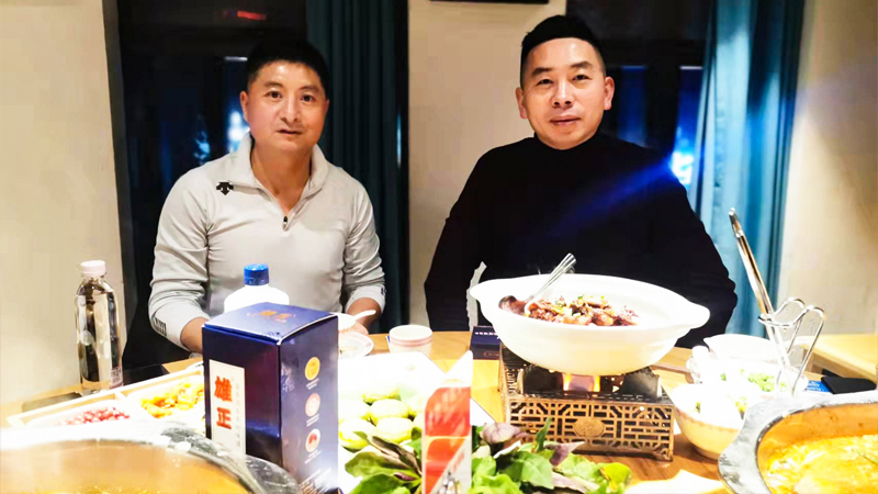 廣西奧聯(lián)達(dá)有限公司董事長(zhǎng)、廣西環(huán)城高爾夫球俱樂(lè)部股東兼總經(jīng)理海斌加盟雄正,成為雄正醬香酒種子代理商