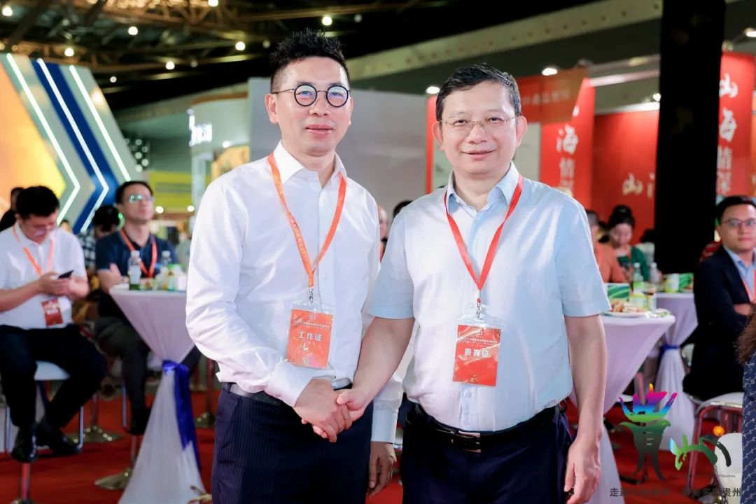 上海中食展,貴州省政府領(lǐng)導(dǎo)蒞臨雄正集團展位考察指導(dǎo)