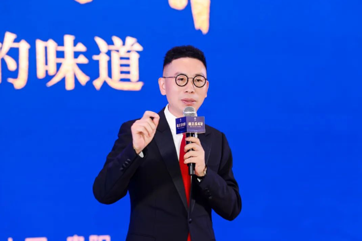 張?jiān)俦蚋卸鞴?jié)致辭：以雄正醬香酒為橋,連接過去與未來的感恩之路